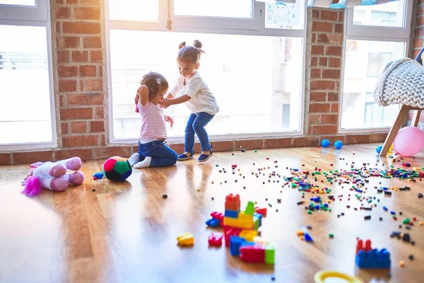 Entzückende Kleinkinder Spielen Kindergarten — Stockfoto