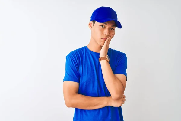 Chinês Deliveryman Vestindo Azul Shirt Boné Sobre Isolado Branco Fundo — Fotografia de Stock