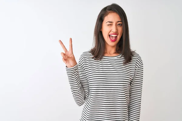 Junge Schöne Chinesin Gestreiftem Shirt Vor Isoliertem Weißem Hintergrund Lächelnd — Stockfoto