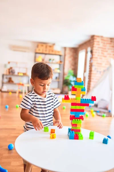 Schöner Kleinkind Junge Spielt Kindergarten Mit Bauklötzen — Stockfoto