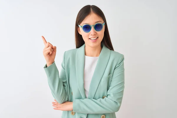 Empresária Chinesa Usando Jaqueta Óculos Sol Sobre Fundo Branco Isolado — Fotografia de Stock