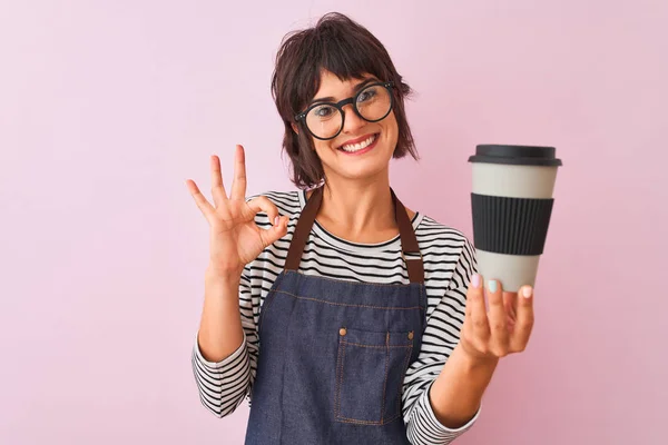 Jovem Bela Barista Mulher Usando Óculos Segurando Café Sobre Fundo — Fotografia de Stock