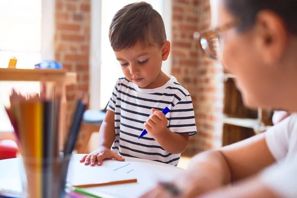Bela Professora Criança Desenho Menino Desenhar Usando Lápis Coloridos Jardim — Fotografia de Stock