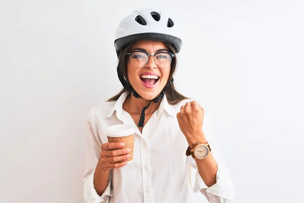 漂亮的女商人戴着自行车头盔 在与世隔绝的白色背景下喝咖啡 自豪地尖叫着 庆祝胜利和成功 非常兴奋 欢呼着感情 — 图库照片