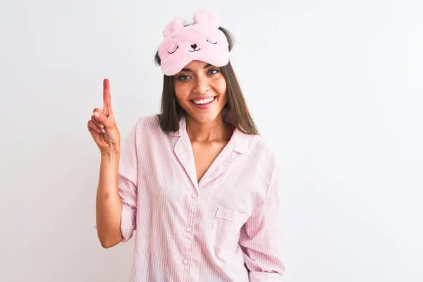 Jovem Mulher Bonita Usando Máscara Sono Pijama Sobre Fundo Branco — Fotografia de Stock