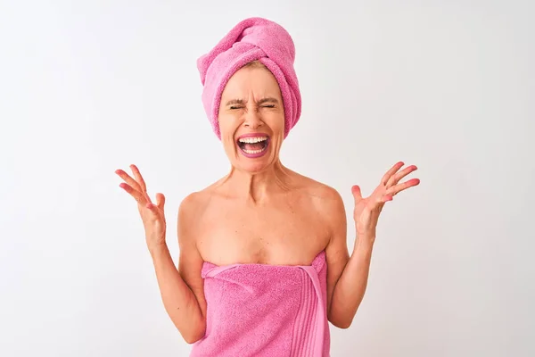 中年妇女洗澡后穿着浴巾站在孤独的白色背景上庆祝疯狂和疯狂的成功 胳膊抬起 闭着眼睛兴奋地尖叫着 赢的概念 — 图库照片
