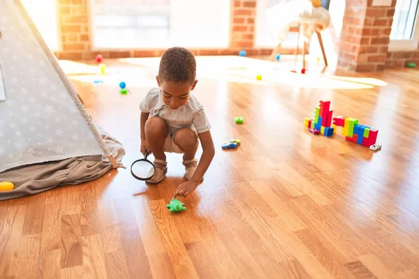 Schöne Afrikanisch Amerikanische Kleinkind Spielt Mit Lupe Kindergarten — Stockfoto