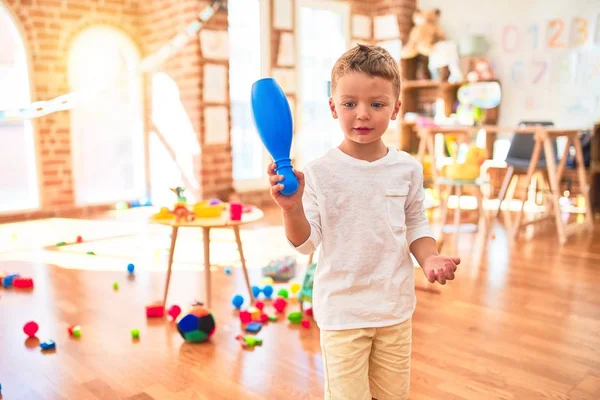 Bella Bionda Bambino Che Gioca Giro Sacco Giocattoli All Asilo — Foto Stock