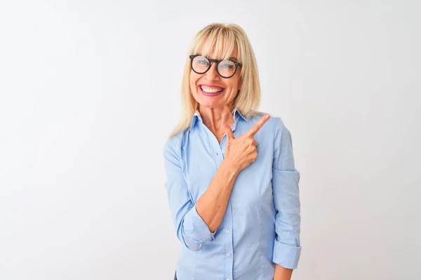 Zarif Gömlek Gözlük Takan Orta Yaşlı Kadını Izole Edilmiş Beyaz — Stok fotoğraf