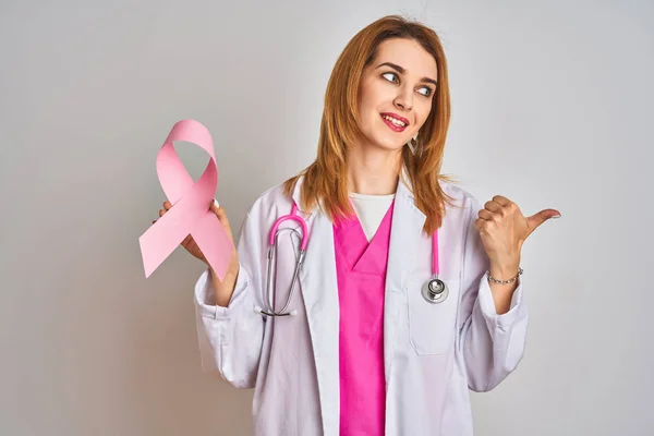 Rothaarige Kaukasische Ärztin Hält Rosa Krebsband Über Isoliertem Hintergrund Und — Stockfoto