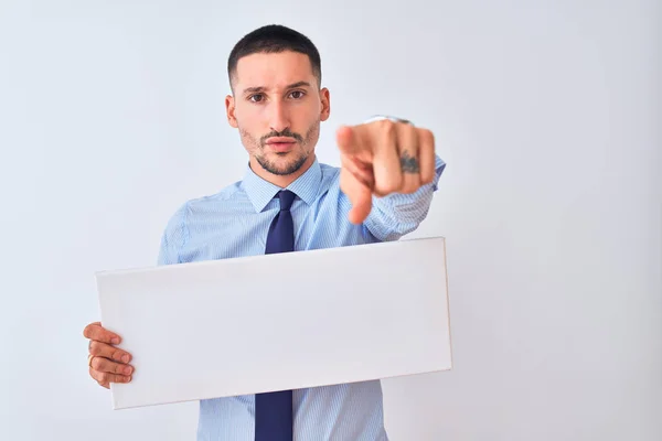 Jovem Homem Negócios Segurando Banner Branco Sobre Fundo Isolado Apontando — Fotografia de Stock