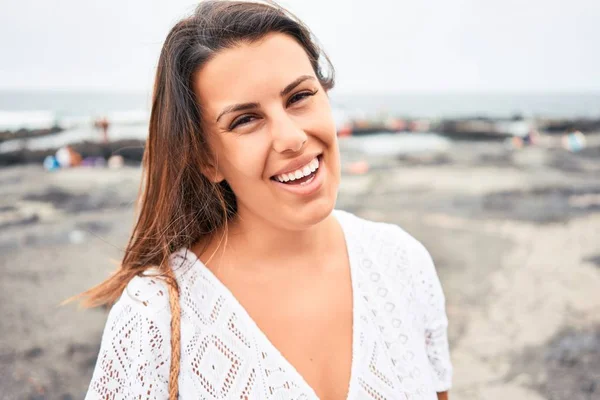 Joven Hermosa Mujer Sonriendo Feliz Disfrutando Vacaciones Verano Playa Arena —  Fotos de Stock