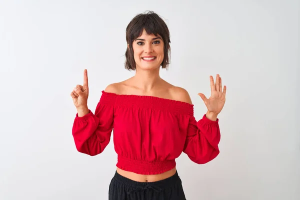Kırmızı Yaz Tişörtü Giyen Genç Güzel Bir Kadın Izole Edilmiş — Stok fotoğraf