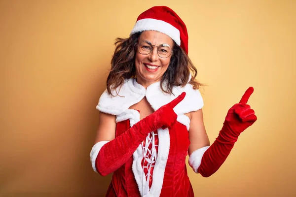 Medelåldern Vacker Kvinna Bär Santa Claus Kostym Över Isolerad Gul — Stockfoto
