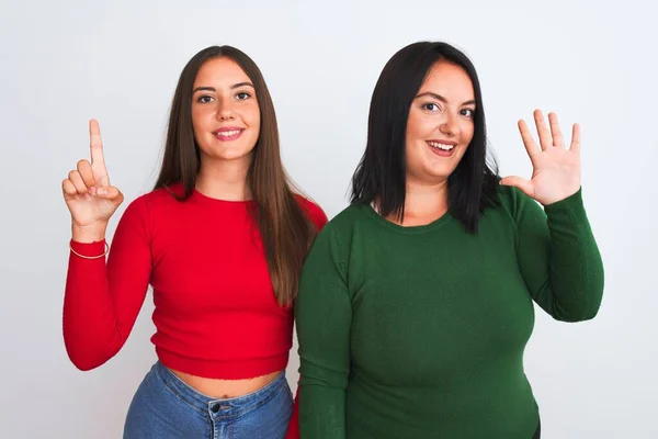 Junge Schöne Frauen Lässiger Kleidung Stehen Vor Isoliertem Weißen Hintergrund — Stockfoto