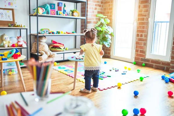 Hermoso Niño Pie Alrededor Montón Juguetes Jardín Infantes — Foto de Stock