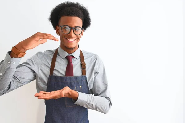 Ung Afrikansk Amerikansk Butiksägare Man Bär Förkläde Glasögon Över Isolerade — Stockfoto