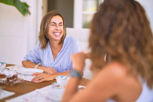 Jong Mooi Meisje Glimlachen Gelukkig Zelfverzekerd Zitten Dinking Kopje Koffie — Stockfoto