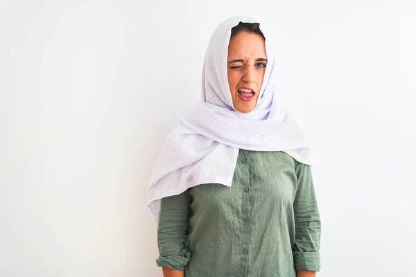 若いです美しいですアラブ女性身に着けています伝統的なイスラム教徒のヒジャーブ上の隔離された背景ウィンク見ますザ カメラとともにセクシー式 陽気で幸せな顔 — ストック写真