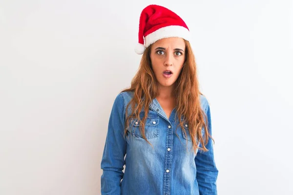 Jonge Mooie Roodharige Vrouw Draagt Kerstmuts Geïsoleerde Achtergrond Shock Gezicht — Stockfoto