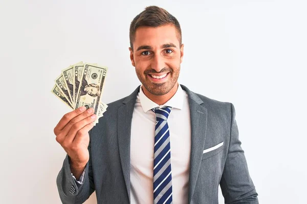 Młody Przystojny Biznesmen Trzymający Kilka Dolarów Banknotów Odosobnionym Tle Szczęśliwą — Zdjęcie stockowe