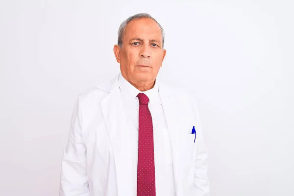 Homem Cientista Cabelos Grisalhos Sênior Vestindo Casaco Sobre Fundo Branco — Fotografia de Stock