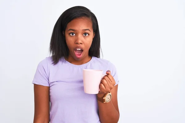 Młoda Afroamerykanka Pije Filiżankę Kawy Odizolowanym Tle Przerażona Zaskakującą Twarzą — Zdjęcie stockowe