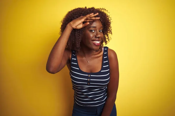 Mulher Afro Africana Jovem Vestindo Camiseta Listrada Sobre Fundo Amarelo — Fotografia de Stock