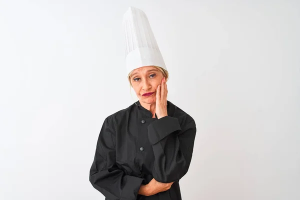 Küchenfrau Mittleren Alters Uniform Und Hut Vor Isoliertem Weißem Hintergrund — Stockfoto