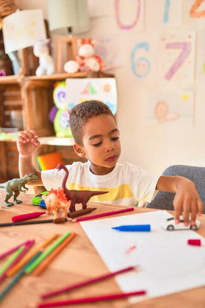 Vackra Afrikanska Amerikanska Barn Sitter Målning Bil Leksak Med Markör — Stockfoto