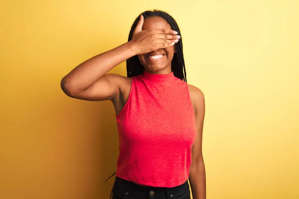 Afroameričanka Červeném Neformálním Tričku Stojící Nad Osamělým Žlutým Pozadím Usmívající — Stock fotografie