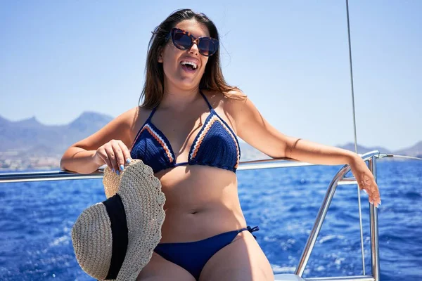 Jovem Mulher Bonita Sorrindo Feliz Navegando Barco Dia Ensolarado Férias — Fotografia de Stock