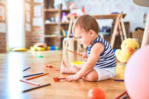 Entzückendes Kleinkind Spielt Kindergarten Jede Menge Spielzeug — Stockfoto