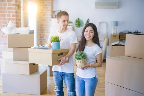 Junges Schönes Paar Neuen Zuhause Rund Kartons — Stockfoto