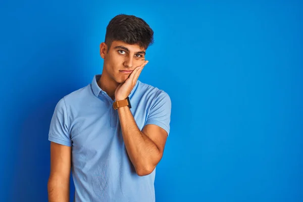 Jovem Indiano Vestindo Pólo Casual Sobre Fundo Azul Isolado Pensando — Fotografia de Stock