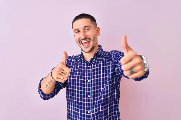 Homem Bonito Jovem Sobre Fundo Isolado Aprovando Fazer Gesto Positivo — Fotografia de Stock