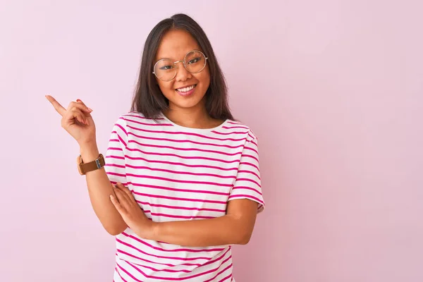 Mujer Joven China Con Camiseta Rayas Gafas Sobre Fondo Rosa — Foto de Stock