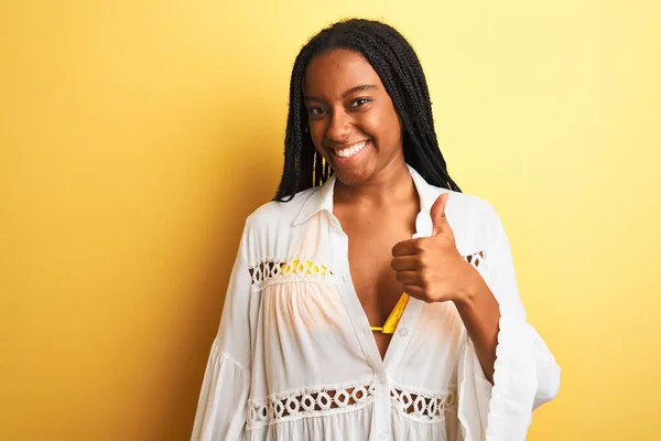 Африканская Американка Отпуске Бикини Рубашке Изолированном Желтом Фоне Делает Счастливый — стоковое фото