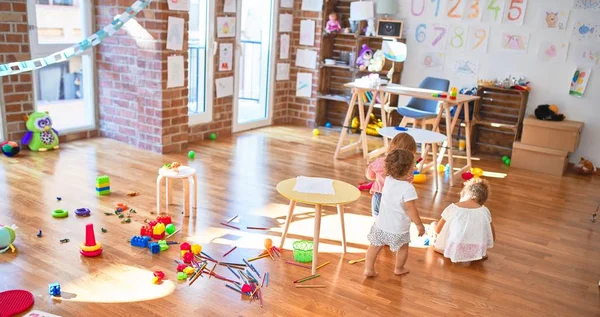 Schattige Peuters Spelen Rond Veel Speelgoed Kleuterschool — Stockfoto