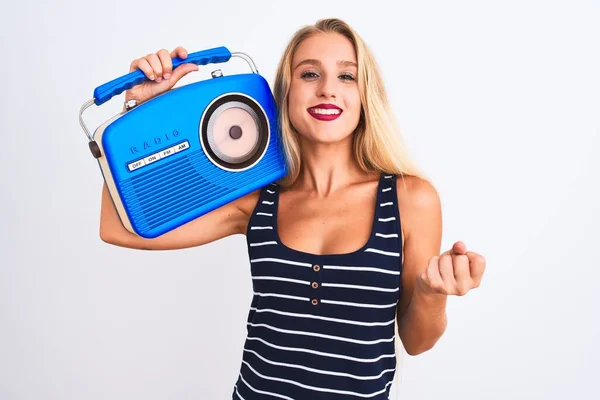Güzel Bir Kadın Elinde Klasik Bir Radyoyla Izole Edilmiş Beyaz — Stok fotoğraf
