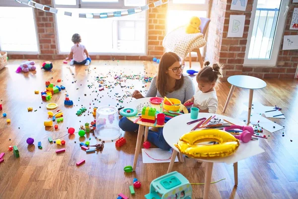 Jovem Bela Professora Crianças Brincando Mesa Com Muitos Brinquedos Jardim — Fotografia de Stock