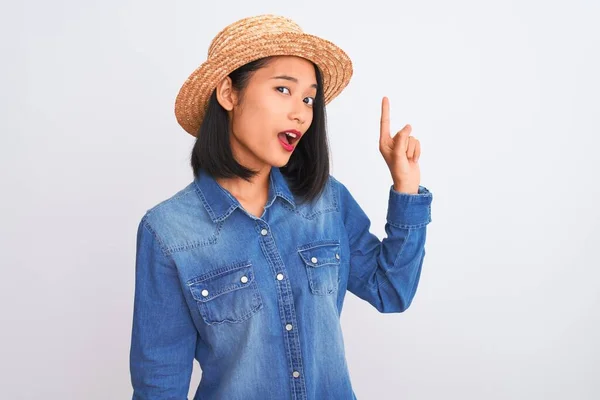 Jonge Mooie Chinese Vrouw Draagt Denim Shirt Hoed Geïsoleerde Witte — Stockfoto