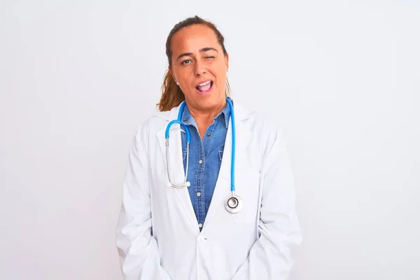 Usia Pertengahan Dokter Wanita Dewasa Memakai Stetoskop Atas Latar Belakang — Stok Foto