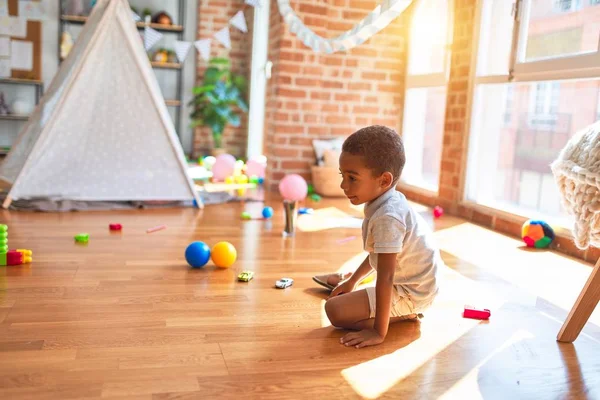 Bella Afro Americana Bambino Che Gioca Con Auto Giro Sacco — Foto Stock