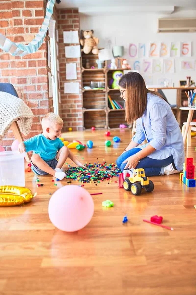 Junges Kaukasisches Kind Das Der Schule Mit Dem Lehrer Spielt — Stockfoto