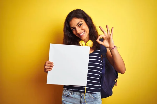 Jovem Bela Estudante Mulher Segurando Banner Sobre Fundo Amarelo Isolado — Fotografia de Stock