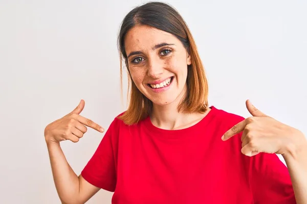 Mooie Roodharige Vrouw Draagt Casual Rood Shirt Geïsoleerde Achtergrond Kijken — Stockfoto