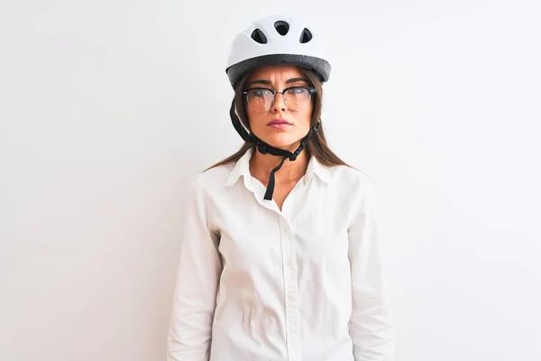 漂亮的女商人戴着眼镜 戴着自行车头盔 头戴孤立的白色背景 满脸严肃的表情 简单而自然地看着相机 — 图库照片