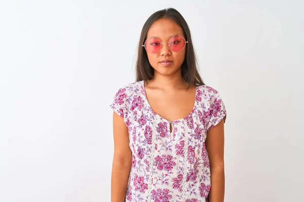 年轻的中国女人穿着花T恤 戴着粉色眼镜 戴着孤立的白色背景 脸上有严肃的表情 简单而自然地看着相机 — 图库照片