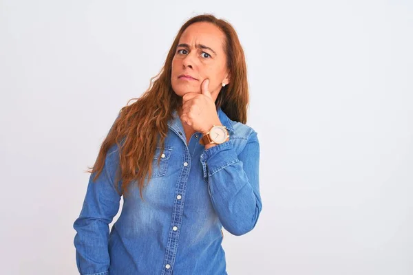 Donna Matura Mezza Età Che Indossa Giacca Jeans Piedi Sfondo — Foto Stock